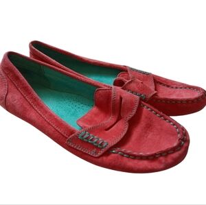 Cynthia Rowley Coral Suede Loafers with Green Soles. Size 7M